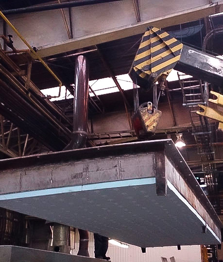 instalación de horno industrial con grúa en planta industrial