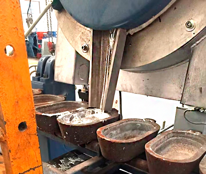 Horno de fundición basculante realizando proceso de vertido de metal líquido en molde.